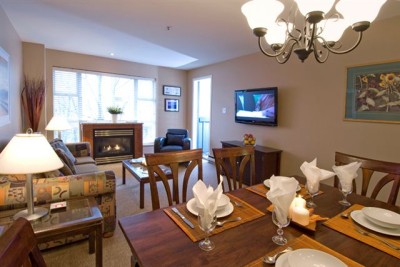 Whistler Glacier lodge,2Bed,2Bath,Pool, Hottubs,50m from lift. Wifi.