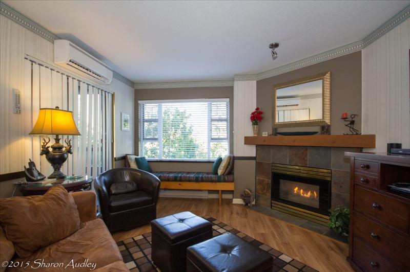 Whistler Accommodations - Lovely livingroom with window seat - Rentals By Owner