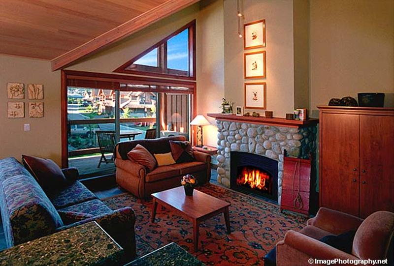 Whistler Montebello luxury 3 bdrm private hottub & views