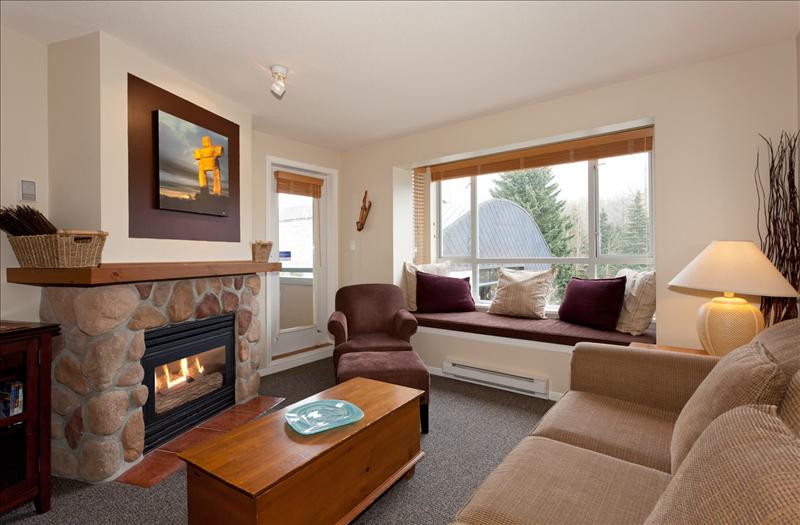 Whistler Eagle Lodge Central Suite- Views of Blackcomb & Free Wifi